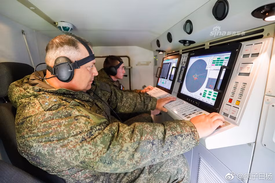 Xe chỉ huy điều khiển các hệ thống tên lửa S-400. Tổ hợp tên lửa S-400 bao gồm nhiều xe trong đó xe chỉ huy và xe radar có thể được đặt cách xa nhau, đảm bảo giảm thiểu tối đa thiệt hại trong trường hợp bị đối phương phán hiện, tấn công. Nguồn ảnh: Sina.