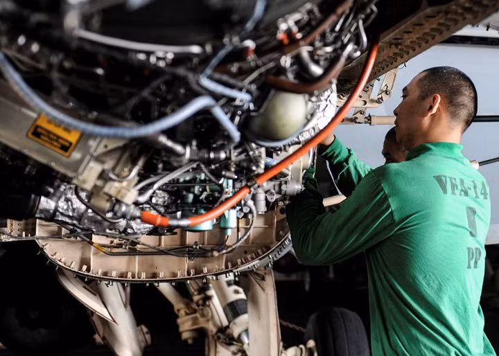 Tàu có xưởng bảo trì để sửa chữa nhỏ cho các máy bay nhằm đảm bảo hoạt động trong mọi điều kiện.