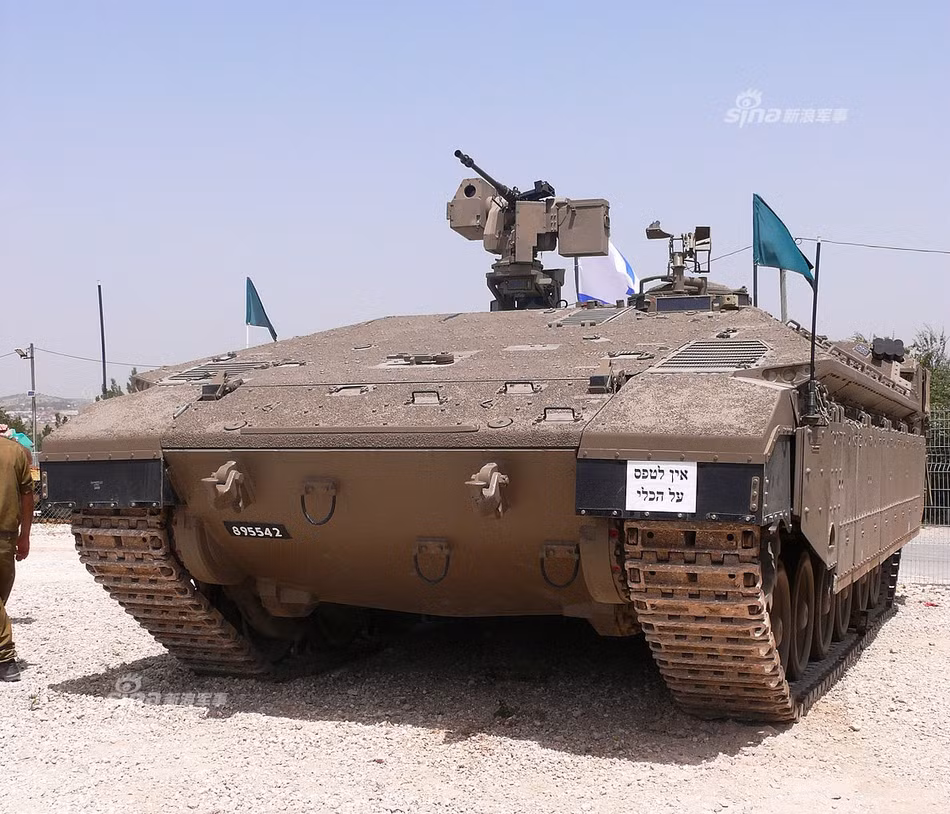 Israel cũng là một trong những nước đầu tiên tiên phong trong việc sản xuất xe tăng, xe thiết giáp với động cơ đặt ở phía trước xe. Khi xe bị hỏa lực đối phương đánh "vỗ mặt", phần động cơ phía trước xe sẽ che chắn một phần hỏa lực cho kíp lái có thể an toàn thoát ra ngoài. Nguồn ảnh: Sina.