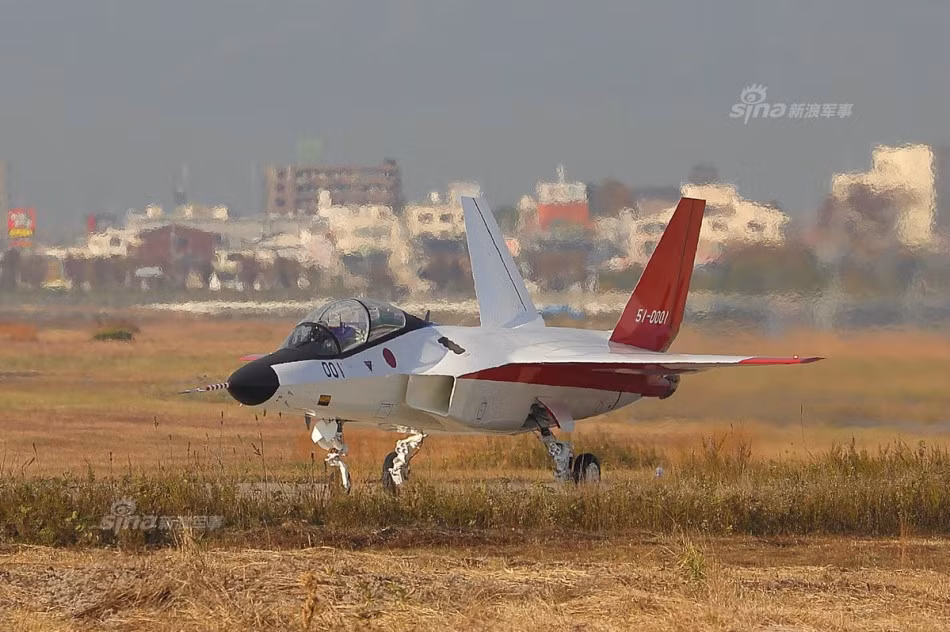 Mitsubishi X-2 có phi hành đoàn 1 người, dài 14,1 mét, sải cánh rộng 9,099 mét, trọng lượng rỗng đạt 9,7 tấn, sử dụng 2 động cơ phản lực IHI XF-5 cho phép di chuyển với tốc độ tối đa Mach 2,25 tương đương với khoảng 2475 km/h. Tầm hoạt động của X-2 vào khoảng 2900 km, bán kính chiến đấu 761 km và tầm hoạt động tối đa kèm theo bình xăng phụ vào khoảng 3200 km. Nguồn ảnh: Sina.