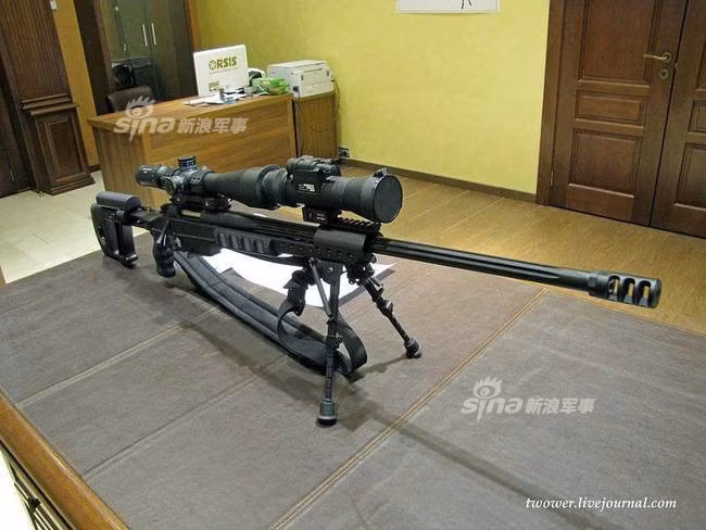 Được sản xuất từ năm 2011, ORSIS T-5000 là khẩu súng bắn tỉa bolt-action, có nghĩa là xạ thủ phải tự lên đạn, đóng mở khóa nòng bằng tay sau mỗi phát bắn. Trọng lượng của súng vào khoảng 6,5 kg khi chưa có đạn và có độ dài 1180 mm. Nguồn ảnh: Sina.