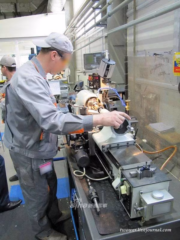 Quy trình sản xuất súng bắn tỉa T-5000 đòi hỏi độ chính xác cao và được lắp ráp bằng tay. Nguồn ảnh: Sina.