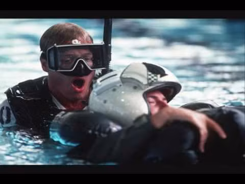 Những nhân viên cứu hộ có trang bị rất tối giản với quần áo cộc, kính lặn và ống thở. Trang bị tối giản và gọn nhẹ như vậy để họ có đủ độ nhanh nhẹn và khả năng cơ động để tiếp cận mục tiêu trong thời gian nhanh nhất có thể. Nguồn ảnh: Youtube.