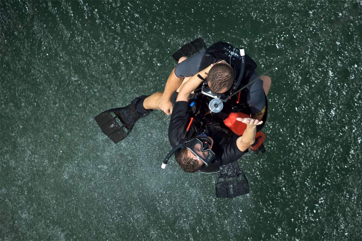 Nguyên tắc khi cứu hộ biển đó là phải luôn coi nạn nhân đã rơi vào tình trạng bất tình, vì vậy trong bất cứ tình huống nào lực lượng này cũng sẽ cử nhân viên xuống tận nơi để tiếp cận nạn nhân chứ không chỉ đơn giản là thả dây xuống để móc kéo nạn nhân lên. Nguồn ảnh: Military.