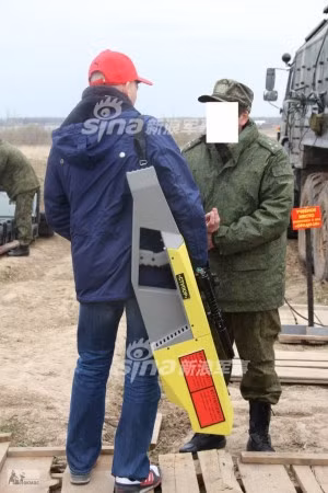 Có trọng lượng chỉ khoảng 20 kg, sử dụng pin sạc cỡ lớn, khẩu súng này có thể được các đơn vị bộ binh mang vác một cách dễ dàng khi đi hành quân và sử dụng được trong nhiều điều kiện thời tiết khắc nhiệt mà không bị giảm đi độ chính xác. Nguồn ảnh: Nomac.