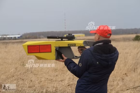 Sử dụng sóng cao tần có cường độ rất lớn, cách thức hoạt động của khẩu súng này tương tự như các loại máy phá sóng cồng kềnh hiện tịa, chỉ có điều chúng có kích thước nhỏ gọn hơn. Sóng cao tần khi được chĩa thẳng vào mục tiêu sẽ gây nhiễu sóng, mất sóng và các máy bay điều khiển từ xa của đối phương sẽ bị vô hiệu hóa ngay lập tức. Nguồn ảnh: Nomac.