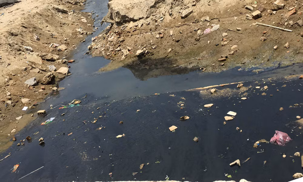 Sam Son: Du khach vo tu tam ben khe nuoc thai den-Hinh-4