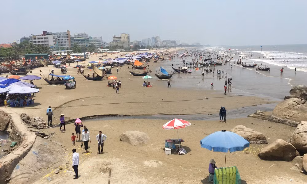 Sam Son: Du khach vo tu tam ben khe nuoc thai den