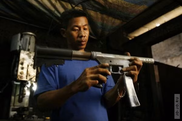 Kèm theo đó là sự bảo kê từ những băng nhóm vũ trang, sự dung túng của giới chức địa phương và sự tiếp tay, cung cấp nguyên liệu, công cụ từ chính quân đội Philippines đã giúp làng nghề này "đứng vững" suốt nửa thế kỷ qua. Nguồn ảnh: Jojo.