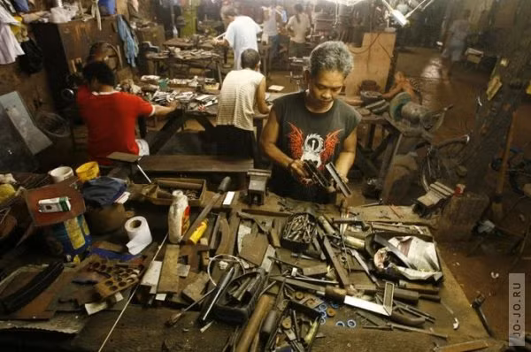 Những người làm việc trong các xưởng sản xuất vũ khí bao gồm đủ mọi lứa tuổi. Nguồn ảnh: Jojo.