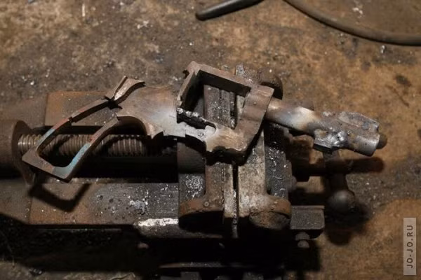 Giá trung bình của mỗi khẩu súng trường tiến công loại AK-47 hay AR-15 chỉ vào khoảng 80 USD khuyến mãi kèm 100 viên đạn. Hiện tại "làng nghề" này đang có khoảng từ 10 cho tới 100 nghìn người tham gia sản xuất. Số lượng người cụ thể tham gia công việc này và sản lượng cụ thể vẫn là điều không thể ước lượng được. Nguồn ảnh: Jojo.