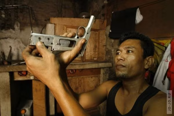 Những khẩu súng được làm hoàn toàn bằng tay có độ bền và độ chính xác không cao, nhưng miễn bắn được ra đạn và có sức sát thương thì đều có thể được sử dụng vào mục đích khủng bố. Nguồn ảnh: Jojo.