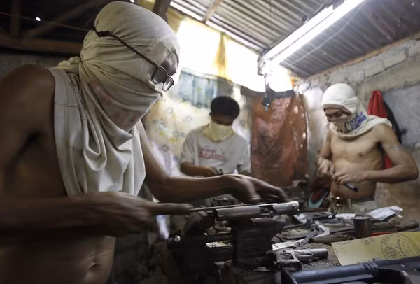 Sau khi chiến tranh kết thúc, do lợi nhuận của việc sản xuất vũ khí lậu là quá lớn, các cư dân ở Danao tiếp tục công việc của mình và nhận được sự "bảo kê" của các lực lượng phiến quân, các tổ chức vũ trang tự xưng. Nguồn ảnh: Rizu.