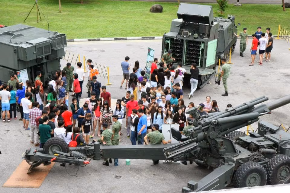 Các thiết bị quân sự của Quân đội Singapore được mang ra trưng bày trong một cuộc triển lãm. Nguồn ảnh: Senang.