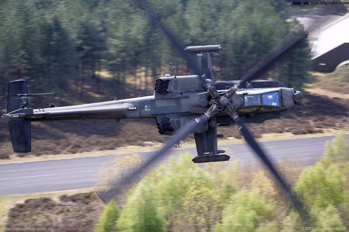 Dù đã được ra đời từ năm 1983 tuy nhiên trực thăng Apache AH-64 hiện nay vẫn được Không quân Mỹ tin tưởng sử dụng. Tính đến năm 2013 đã có ít nhất 2000 chiếc Apache AH-64 được sản xuất và được Mỹ xuất khẩu cho hàng chục quốc gia khác. Nguồn ảnh: Bluesky.