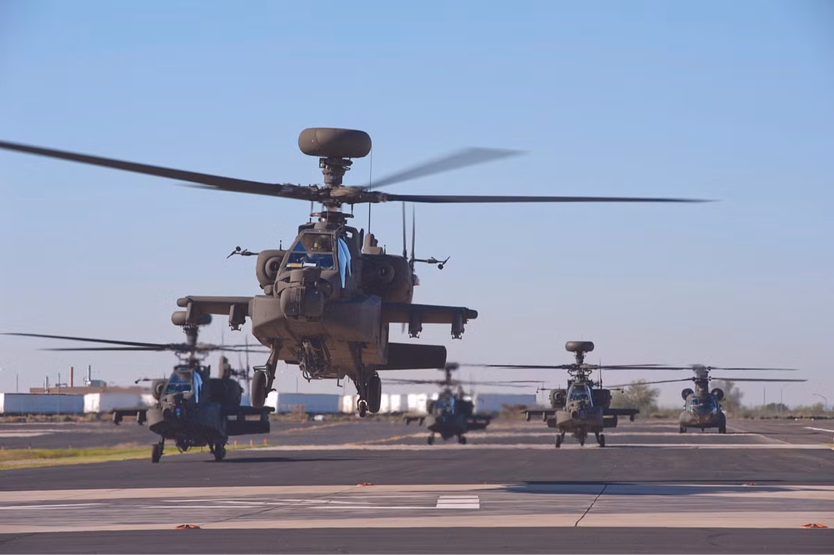 Độ cao hành trình của AH-64 là khoảng từ 300 cho tới 1000 mét. Tuy nhiên trong trường hợp chiến đấu, Apache AH-64 có thể cơ động tốt ở độ cao chỉ xấp xỉ 20 mét thậm chí là thấp hơn nếu phi công... đủ liều lĩnh. Nguồn ảnh: Wings.