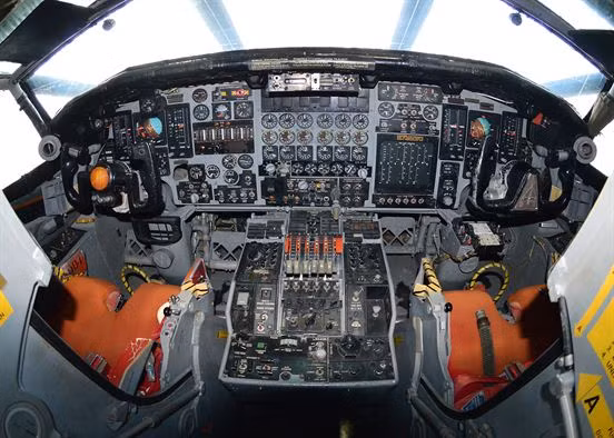 Tuy nhiên, phía NASA cũng chỉ sử dụng hai chiếc XB-70 Valkyrie này được vỏn vẹn 3 năm khi đến tháng 4/1972 thì họ cũng phải loại biên cả hai do chi phí vận hành lớn và khó bảo dưỡng. Ảnh: Bảng đồng hồ hiển thị trên chiếc XB-70 Valkyrie hiện đang được trưng bày tại Bảo tàng Hàng không Quốc gia Mỹ. Nguồn ảnh: National.