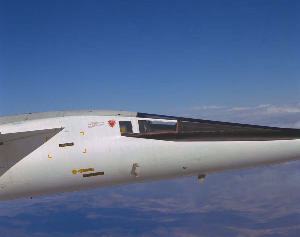 Về thông số kỹ thuật, chiếc XB-70 Valkyrie có phi hành đoàn chỉ 2 người, dài 57,6 mét, rộng 9,1 mét, sải cánh rộng 585 mét vuông, trọng tải cất cánh tối đa đạt 246 tấn. Tốc độ tối đa Mach 3,1 tốc độ hành trình Mach 3,0, tầm hoạt động 6900 km và trần bay khoảng 23000 mét. Nguồn ảnh: NASA.