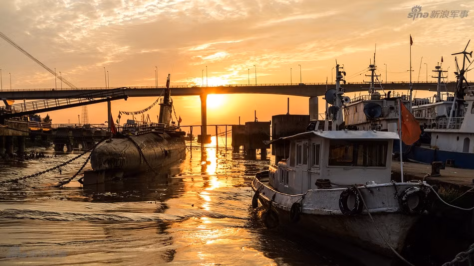 Chiếc tàu ngầm Trung Quốc thuộc lớp Type 033 của lực lượng hải quân nước này vừa mới được mở cửa chính thức cho khách thăm quan tại bảo tàng tàu ngầm Tiêu Giang, Trung Quốc. Nguồn ảnh: Sina.