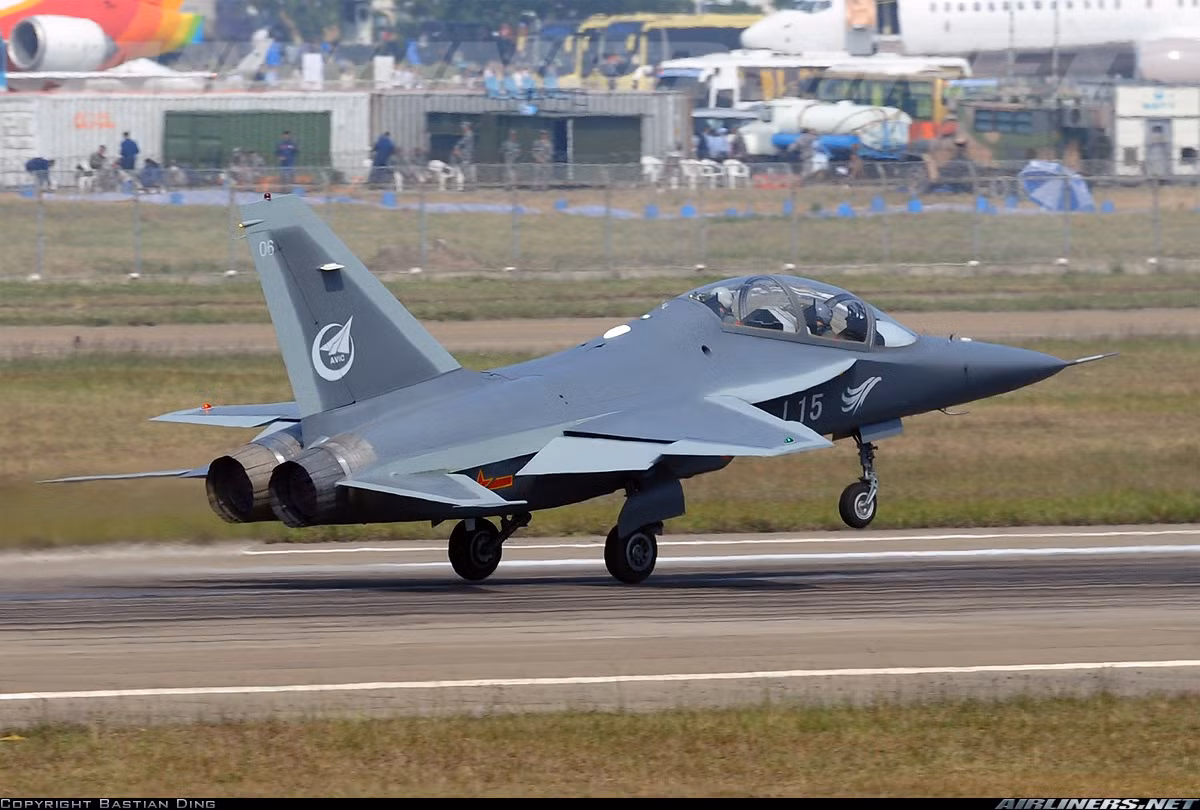  Máy bay L-15 Trung Quốc là loại phi cơ phản lực huấn luyện, loại máy bay này cũng có thể được sử dụng như một chiến đấu cơ hạng nhẹ dùng vào mục đích bay khí tượng hoặc tấn công các mục tiêu mặt đất. Nguồn ảnh: Sina.