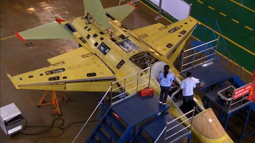 Vì là loại máy bay hạng nhẹ huấn luyện nên cấu tạo của L-15 không quá phức tạp, quá trình lắp đặt chủ yếu tốn thời gian ở việc sản xuất phần khung vỏ máy bay và lắp ráp động cơ, các chi tiết còn lại mất ít thời gian lắp đặt hơn. Mặc dù vậy, quy trình lắp ráp luôn diễn ra một cách cẩn trọng, có nhiều bộ phận giám sát liên tục. Nguồn ảnh: Sina.