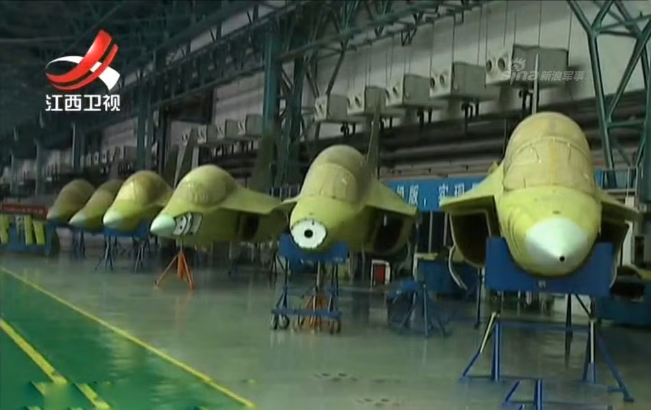 Phần khung vỏ máy bay L-15 "xếp hàng" chờ đến lượt được lắp đặt. L-15 có phi hành đoàn 2 người, dài 12,27 mét, sảu cánh 9,48 mét, trọng lượng rỗng 4,5 tấn, trọng lượng cất cánh tối đa 9,5 tấn. Nguồn ảnh: Sina.