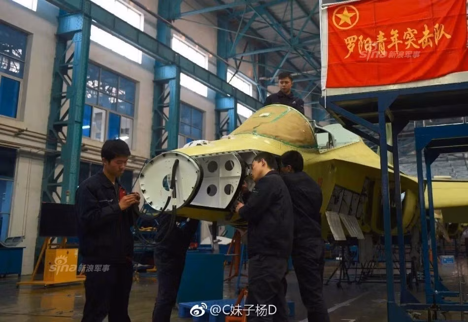 Vẫn chưa rõ số lượng máy bay huấn luyện L-15 Trung Quốc đã sản xuất được là bao nhiêu. Giá thành của mỗi chiếc L-15 vào khoảng 100 triệu Nhân Dân Tệ tương đương với khoảng 14,6 triệu USD, một cái giá khá hợp lý cho các tính năng kỹ chiến thuật mà L-15 mang lại. Nguồn ảnh: Sina.