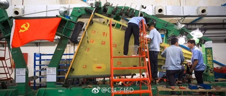 Năm 2014, Không quân Zambia đã đặt mua 6 máy bay huấn luyện hạng nhẹ L-15 của Trung Quốc với giá trị hợp đồng 100 triệu USD. Chiếc đầu tiên trong lô hàng đã được chuyển giao cho Zambia vào cuối năm 2015, 5 chiếc còn lại đã được bàn giao đầy đủ vào năm 2016 vừa rồi. Nguồn ảnh: Sina.