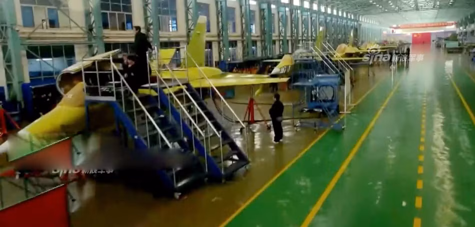 Được xây dựng từ năm 2012, nhà máy này có khả năng lắp ráp cùng lúc tối đa 8 máy bay L-15. Mỗi máy bay L-15 cần 45 ngày công để hoàn thiện. Nguồn ảnh: Sina.