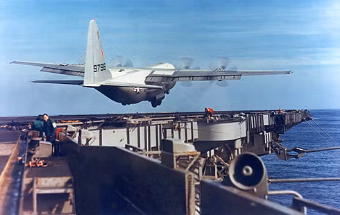 Vào năm 1963, hai phi công liều lĩnh nhận thực hiện phi vụ hạ cánh này là Đại úy Không quân Hải quân James Flatley III và phi công phụ Đại úy Stovall đã thử hạ cánh trên đường băng 200 mét 29 lần trước khi bay thẳng ra chiếc USS Forrestal để thử nghiệm thực địa. Nguồn ảnh: Defense.