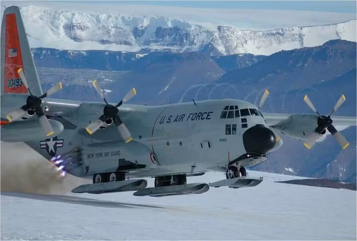 Mặc dù không được sử dụng trên tàu sân bay nhưng máy bay vận tải C-130 của Không quân Mỹ vẫn tiếp tục được cải tiến đủ kiểu để đáp ứng những yêu cầu chiến đấu ngặt nghèo nhất. Một trong những cải tiếng hữu dụng nhất mà cũng nguy hiểm nhất đó là cất cánh trên đường băng 100 mét với hệ thống ống phóng phản lực gắn thêm phía đuôi. Nguồn ảnh: Pinterest.