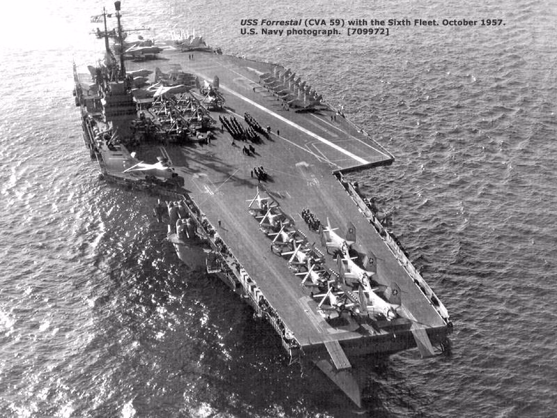 Tàu sân bay USS Forrestal của Mỹ khi đó có độ dài tổng thể chỉ 325 mét và bề rộng boong tàu chỉ 73 mét. Việc quyết định hạ cánh một siêu vận tải cơ chiến thuật của Mỹ như chiếc C-130 lên trên chiếc tàu sân bay này là một quyết định cực kỳ táo bạo vô tiền khoáng hậu. Nguồn ảnh: Navy.
