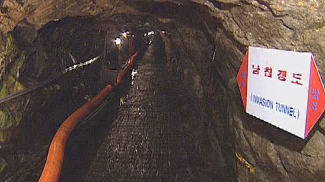 Những đường hầm nối Triều Tiên và Hàn Quốc được sử dụng vào mục đích quân sự được đào xuyên qua khu vực Phi quân sự giữa hai miền Triều Tiên. Phía Hàn Quốc đã phát hiện ra các đường hầm này từ những năm 60 của thế kỷ trước và gọi đây là những "Đường hầm Xâm lược". Nguồn ảnh: CNN.