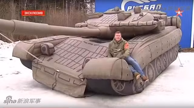 Những chiếc xe tăng giả của Quân đội Nga có kết cấu rất đơn giản, chỉ cần bơm hơi vào là sẽ phồng lên giống y hệt một chiếc xe tăng thật. Nguồn ảnh: Star.