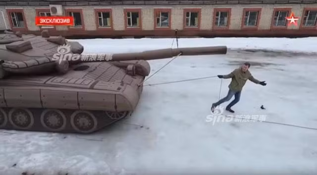 Việc khiến đối phương tấn công vào một trận địa giả cũng là cách "chia lửa" cực kỳ hiệu quả cho các trận địa thật. Do có trọng lượng quá nhẹ, chỉ cần một trung đội cũng có thể triển khai được cả một trận địa xe tăng với số lượng lên tới hàng trăm chiếc. Nguồn ảnh: Star.