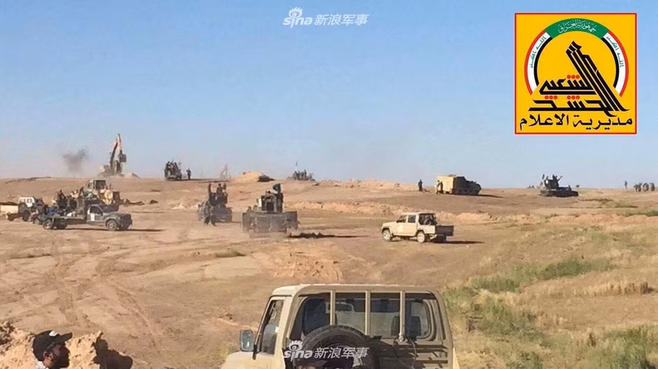 Lực lượng Iraq với trang thiết bị bên ngoài thành phố Mosul. Nguồn ảnh: Sina.