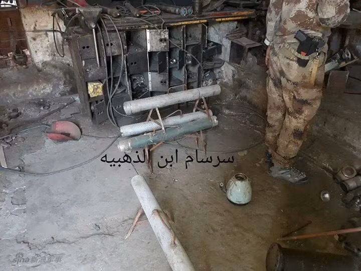 Những khu nhà xưởng chế tạo vũ khí với các máy móc cực kỳ thô sơ này có thể được tìm thấy ở rất nhiều nơi bên trong thành phố Mosul, phía IS tận dụng mọi trang chúng có để có thể tự tạo được vũ khí để sử dụng trong cuộc chiến. Nguồn ảnh: Sina.