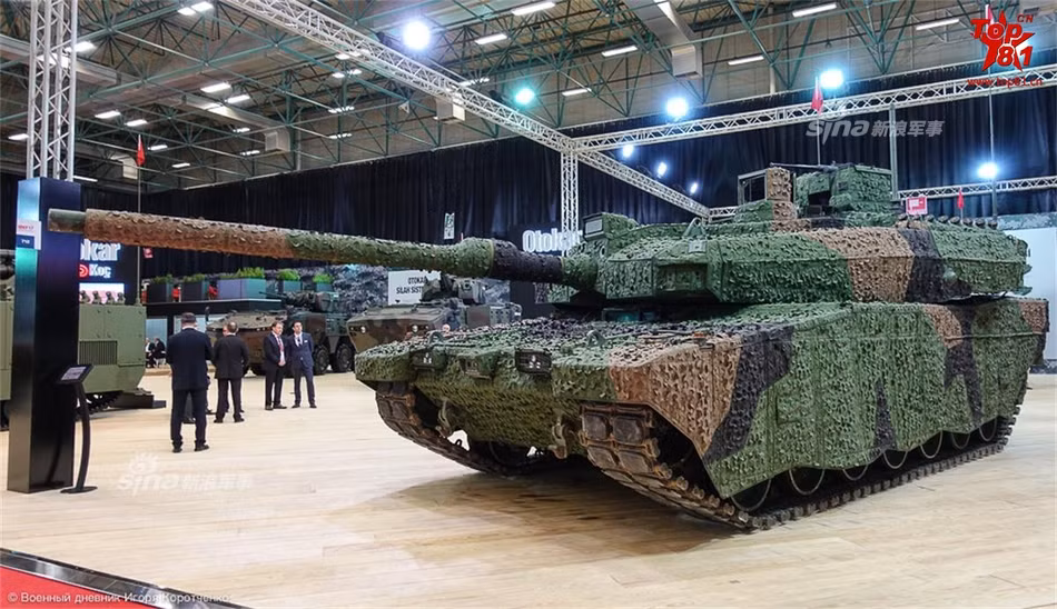 Lớp áo choàng ngụy trang phủ kín hoàn toàn chiếc xe tăng bao gồm cả nòng pháo 120mm. Do được thiết kế để sử dụng riêng cho chiếc xe tăng Altay nên lớp vỏ này được thiết kế đặc biệt với các khe hở dành cho các hệ thống cảm biến trên xe. Nguồn ảnh: 81.cn