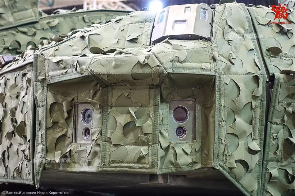 Cận cảnh từng đường may của lớp vỏ bọc xe tăng chủ lực Altay của Thổ Nhĩ Kỳ. Lớp vỏ được làm riêng cho chiếc xe tăng này nên ôm rất gọn vào thân xe nhất là ở những chi tiết nhỏ như các hệ thống cảm biến. Nguồn ảnh: 81.cn