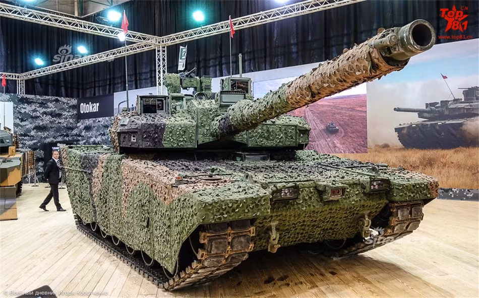 Xe tăng Altay được Thổ Nhĩ Kỳ phố hợp thiết kế cùng Hàn Quốc nên ngoại hình của chiếc xe tăng này khá giống với chiếc K-2 hiện đang được phía Hàn Quốc sử dụng hiện nay. Nguồn ảnh: 81.cn