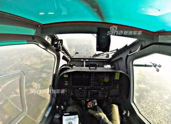 Với khả năng thay đổi thông tin được hiển thị trên màn hình, phi công có thể tùy ý cài đặt, sắp xếp các thông tin trên màn hình theo ý mình để có được giao diện hiển thị trực quan, gần gũi nhất có thể, giúp quá trình thao tác dễ dàng hơn, mang tính cá nhân hóa cao hơn. Nguồn ảnh: Sina.