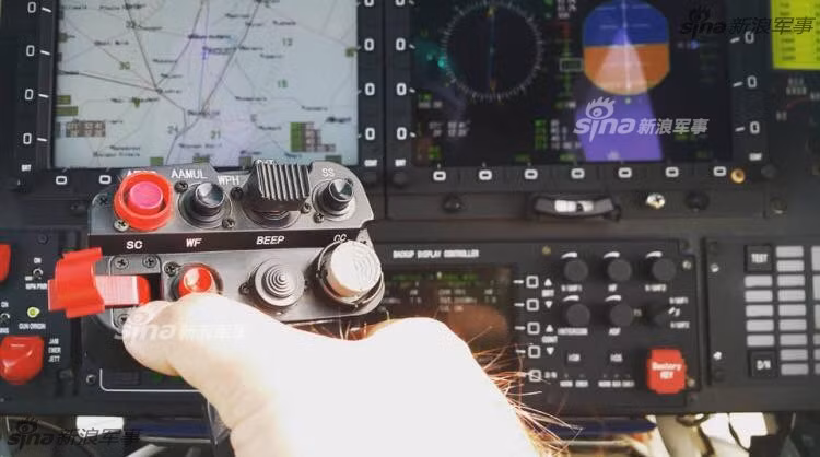 Cận cảnh hai màn hình hiển thị cỡ lớn trên máy bay, cần lái của trực thăng được trang bị khá nhiều nút bấm với nhiều tính năng khác nhau giúp phi công có thể kiểm soát máy bay cũng như hệ thống vũ khí dễ dàng mà không cần phải rời tay ra khỏi cần lái. Nguồn ảnh: Sina.
