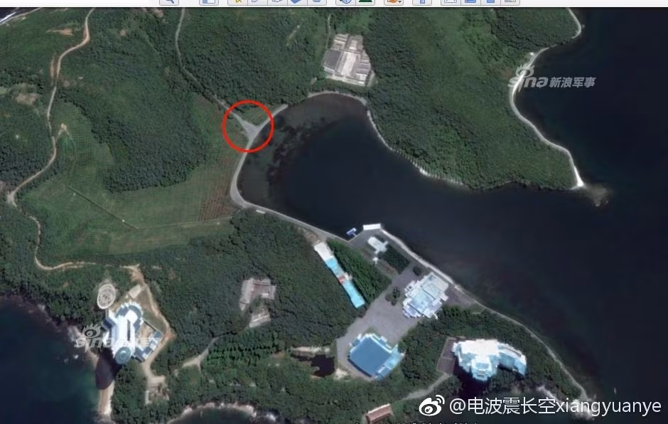 Ngoài các máy bay do thám luôn hoạt động hết công suất bên ngoài không phận Triều Tiên, các chuyên gia quân sự còn cho rằng đang có hàng chục vệ tinh do thám, vệ tinh quân sự từ trên quỹ đạo đang theo dõi từng centimets lãnh thổ Triều Tiên. Nguồn ảnh: Sina.