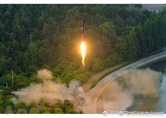 Vụ thử tên lửa hồi đầu tuần vừa rồi đã là lần thử tên lửa đạn đạo Triều Tiên lần thứ 9 kể từ đầu năm tới nay. Tổng cộng kể từ năm 1993 tới nay phía Triều Tiên đã có 30 vụ phóng thử tên lửa đạn đạo với tấn suất ngày càng dày đặc, cho thấy nước này đang dần làm chủ được công nghệ chế tạo, sản xuất và vận hành loại vũ khí này. Nguồn ảnh: Sina.