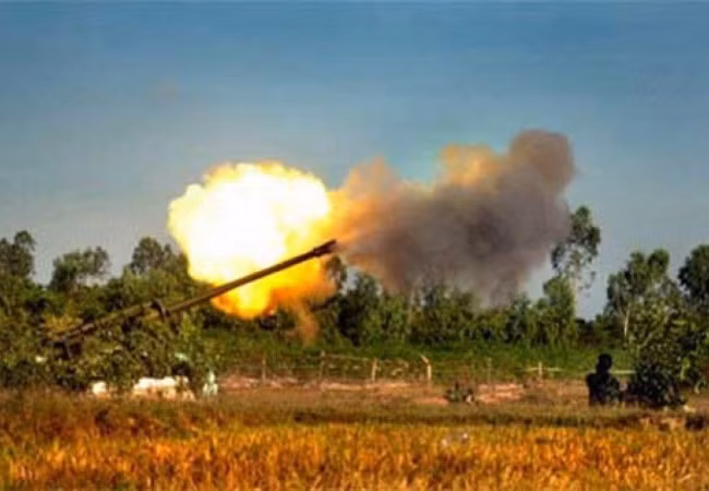 Cụ thể, với chiến thuật này, lực lượng pháo binh của ta sẽ được bố trí phân tán, cách xa nhau hoặc thậm chí được đặt từ nhiều hướng khác nhau nhưng sẽ cùng khai hỏa vào một mục tiêu đã được thống nhất trước. Nguồn ảnh: Viettimes.