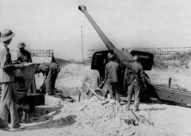 Với một chiến thuật hỏa lực phân tán kết hợp với pháo bầy như vậy thì đối phương sẽ hoàn toàn không có bất cứ một cơ hội nào để có thể phản pháo được. Ngay cả khi chúng có thể tính ra được chính xác vị trí của từng khẩu pháo đang khai hỏa vào vị trí của mình thì đối phương cũng khó mà phản pháo được mà chỉ có thể nằm im trong hầm hứng trọn từng quả đạn pháo lần lượt của quân ta. Nguồn ảnh: ATVW.