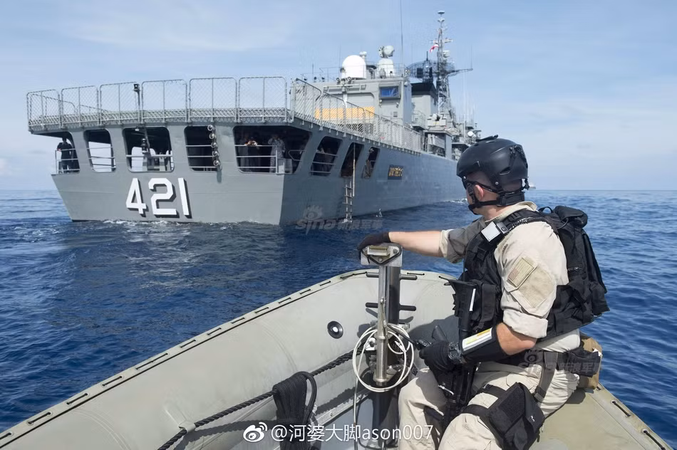 Trước đây, ngay khi tới khu vực biển Đông vào hồi tháng 2 chiếc tàu ba thân USS Colorado đã có cuộc viếng thămg Brunei kéo dài ba ngày. Hiện vẫn không rõ kế hoạch của chiếc USS Colorado sau cuộc tập trận chung CARAT 2017 vừa rồi. Nguồn ảnh: Sina.