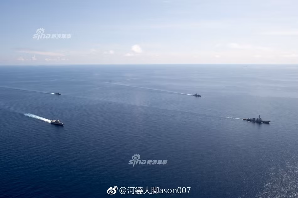 Trong khuôn khổ cuộc tập trận, các lực lượng tham gia đã thực hành các bài hiệp đồng tác chiến liên quốc gia, thực hiện các bài tập tìm kiếm, cứu nạn, các bài tập di chuyển theo đội hình cơ động bảo vệ tàu chỉ huy và cơ động chống tàu ngầm. Nguồn ảnh: Sina.