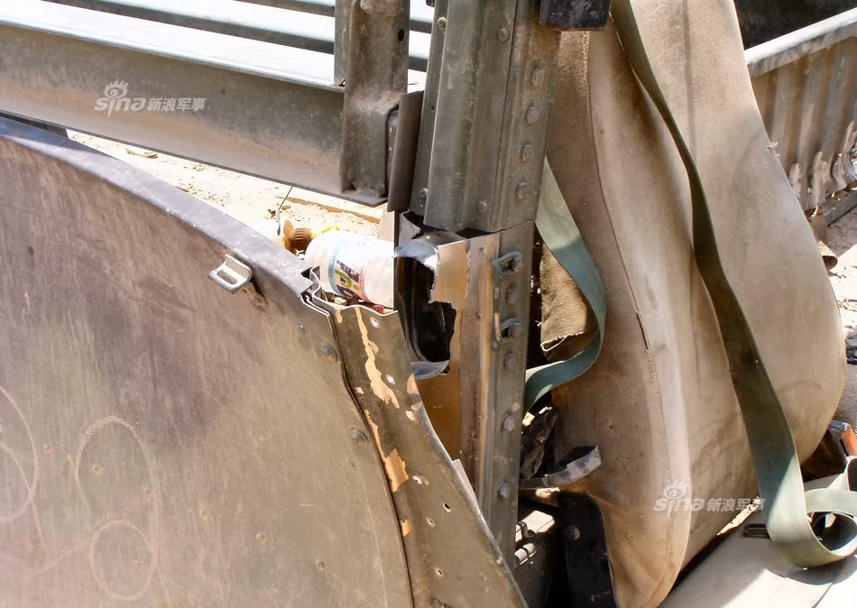 Sau khi trúng vị trí ghế sau của tài xế, quả đạn B41 tiếp tục bay xuyên qua phần khung xe và đâm vào thành thùng xe phía sau vị trí lái phụ. Rất may mắn là sau hành trình hy hữu này quả B41 đã không phát nổ. Nguồn ảnh: Prime.