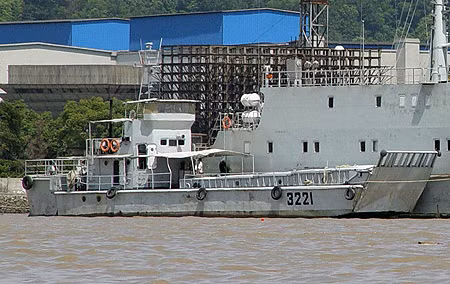 Trong số hai chiếc tàu đổ bộ Type 068 của phía Tanzania thì có ít nhất một tàu được trang bị hai súng phòng không hạng nhẹ 14,5 mm. Nguồn ảnh: Globalmil.